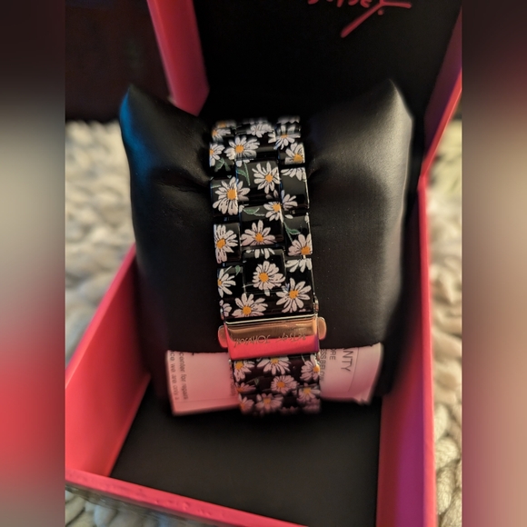 Betsey Johnson Daizy watch NIB - Picture 2 of 4